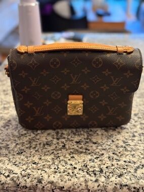 Louis Vuitton Pochette Métis Monogram Canvas